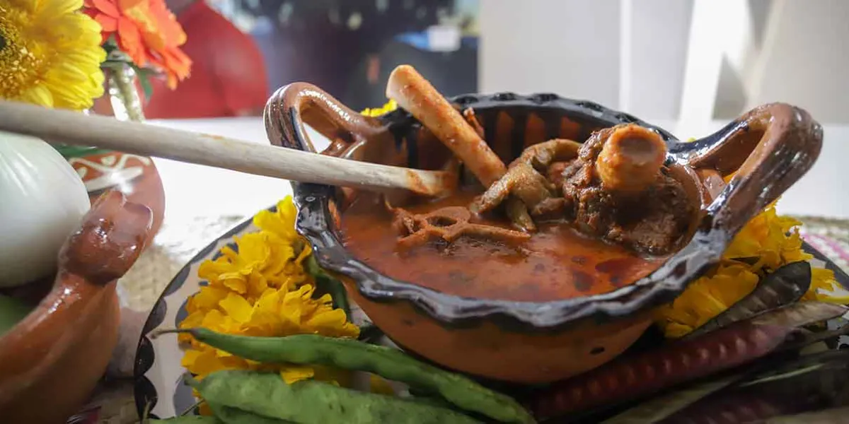 Mole de caderas pierde consumo en Puebla por alza en carne de chivo