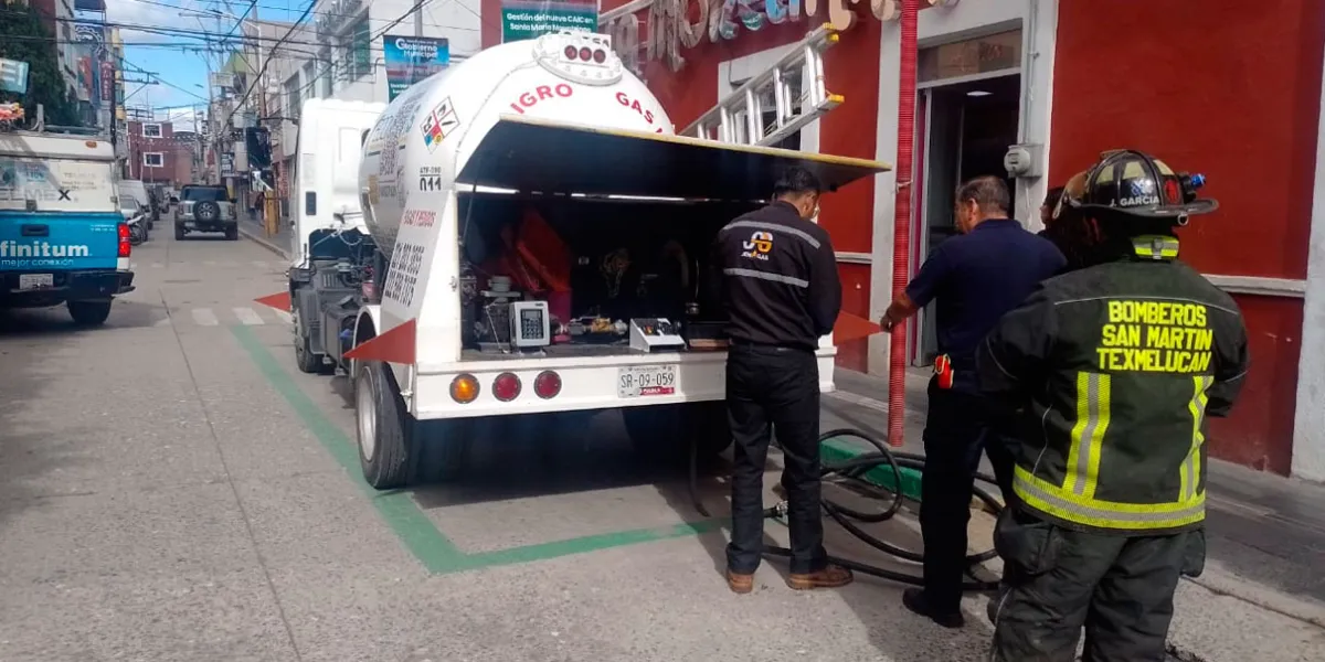 Corren en el centro de Texmelucan por olor a gas