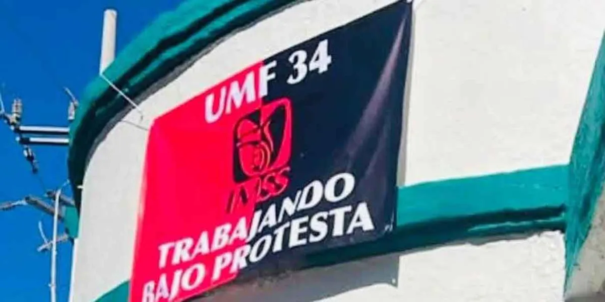 Trabajadores del IMSS en Atlixco protestan sin suspender consultas