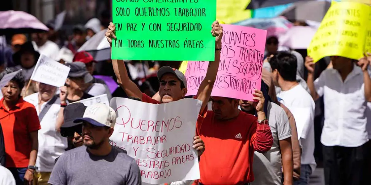 Comerciantes de La Curva denuncian extorsiones y marchan en Puebla