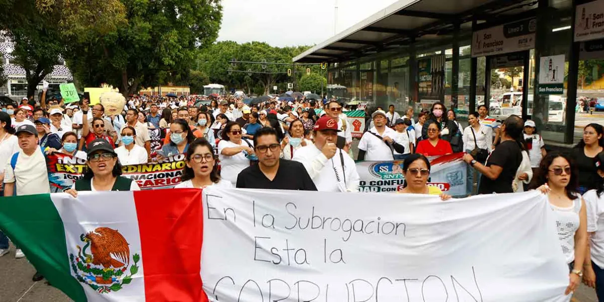 Trabajadores del IMSS en Puebla exigen salida de líderes y aumento del 10%