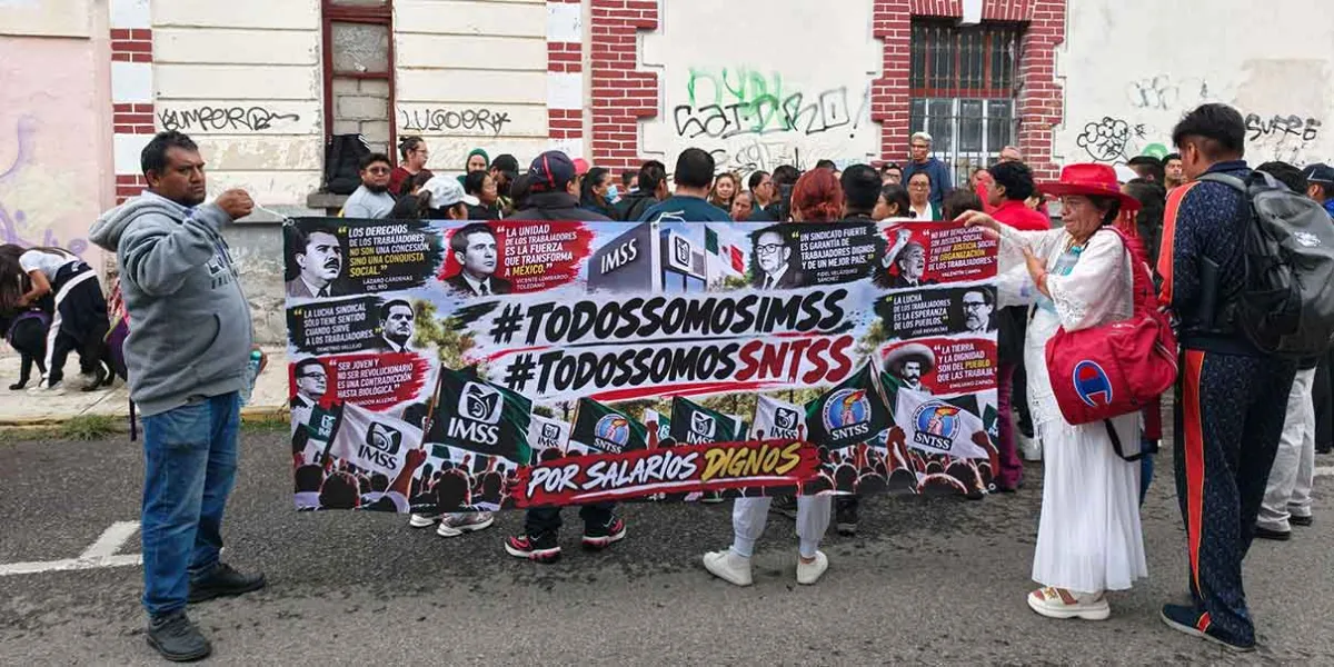 Trabajadores del IMSS protestan en Puebla; exigen 10% de aumento salarial