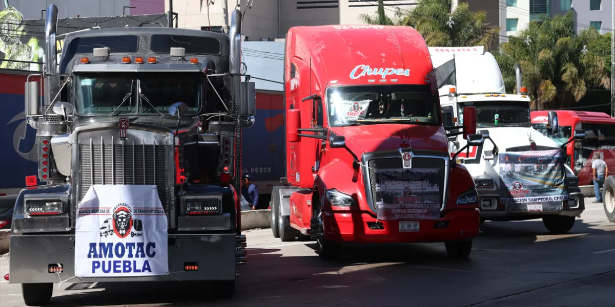 Transportistas de Amotac bloquean caseta de Atlixco; exige justicia por compañero asesinado