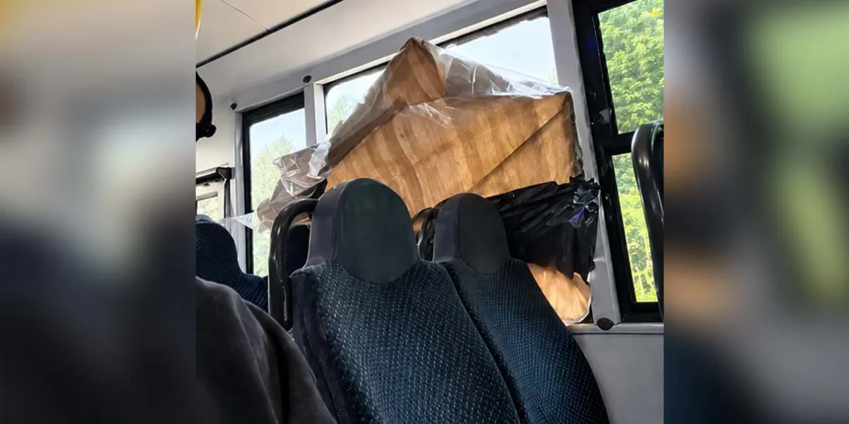 Viajan en unidades destartaladas: transporte de Texmelucan circula ¡sin ventanas!