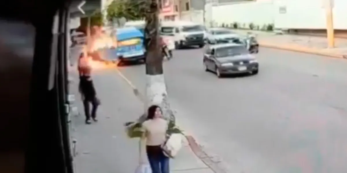 VIDEO muestra cómo bajan a pasajeros e incendian una combi en Cuautla