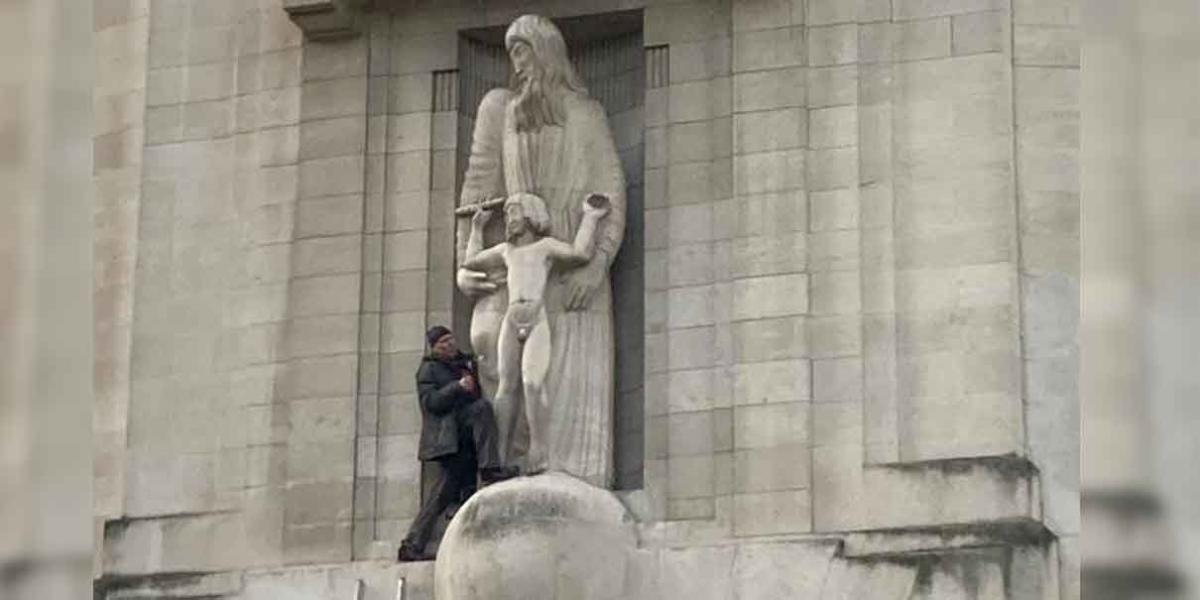 En Londres, hombre grita "pedófilo" y ataca estatua del polémico artista Eric Gill 