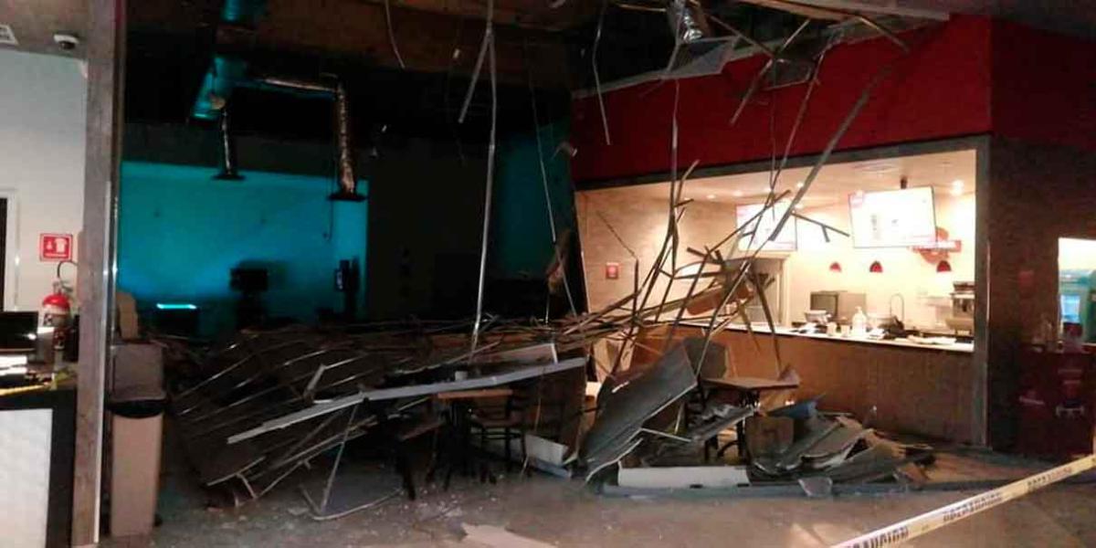VIDEO. Se desploma techo del Cinemex Las Torres; hay un lesionado