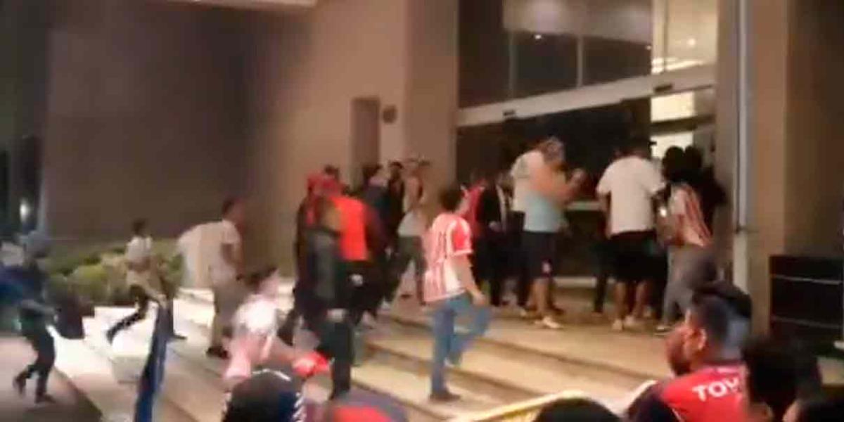 VIDEOS. Al grito de “Estamos hasta la madre” aficionados de Chivas agreden a jugadores en la CDMX; rompen puerta de hotel