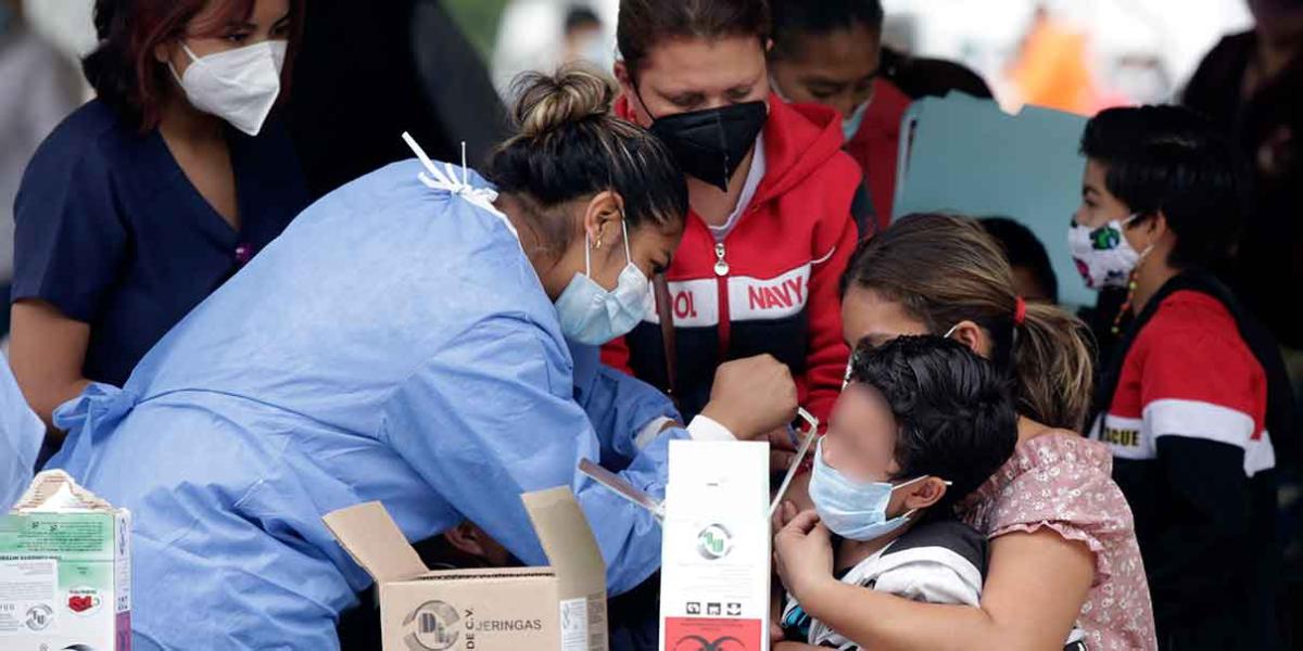 Gran afluencia de padres de familia para vacunar a sus hijos contra el Covid en Puebla