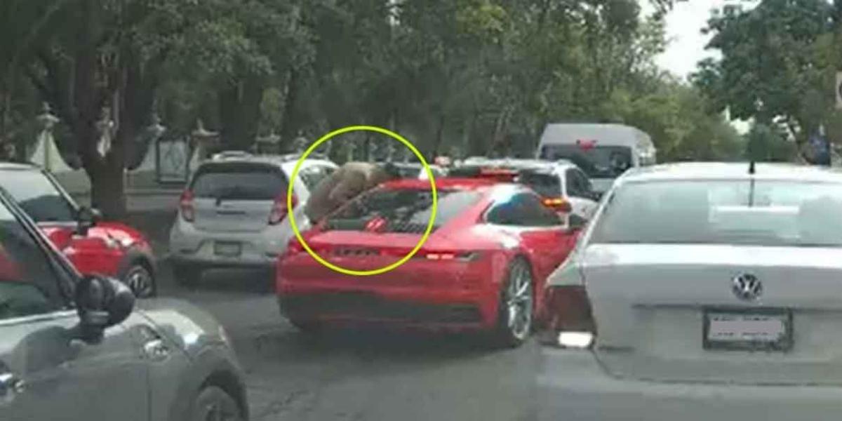 En pleno tráfico asaltan a conductor de un Porsche en Naucalpan
