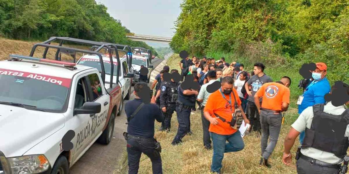 Polleros ABANDONARON a 42 migrantes sobre la autopista de la Sierra Norte de Puebla 