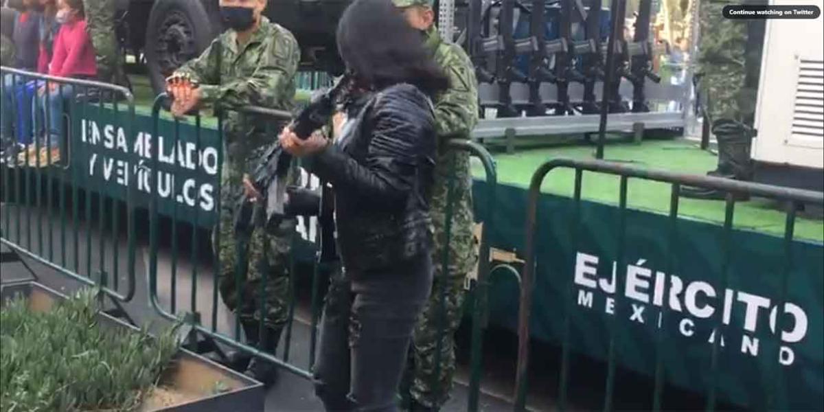 A pesar de que la Ley Militar lo prohíbe, Militares “prestan” fusil a asistentes al desfile del 16 de septiembre para tomarse fotos