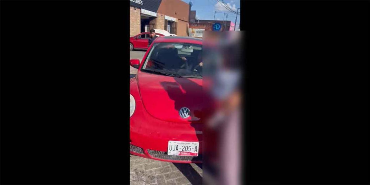 VIDEO. Exhiben a conductora que avienta carro a mujer con niña en brazos