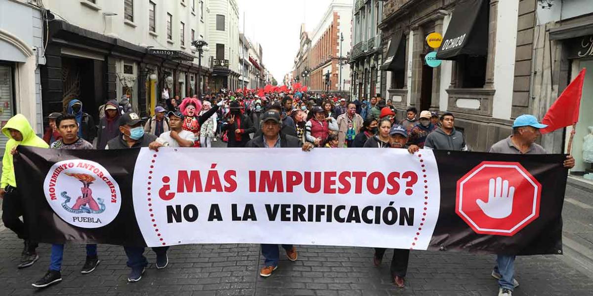 Antorchistas provocan el caos vial para exigir que la VERIFICACIÓN en Puebla sea gratuita