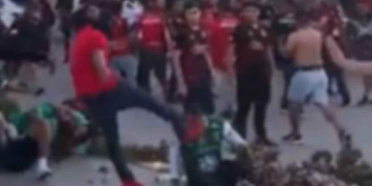 VIDEO. Liga MX escenario de agresiones para aficionados que fueron golpeados 