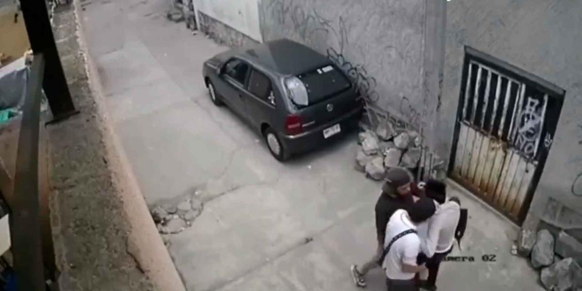 Joven es asaltado con violencia por un par de sujetos en Naucalpan