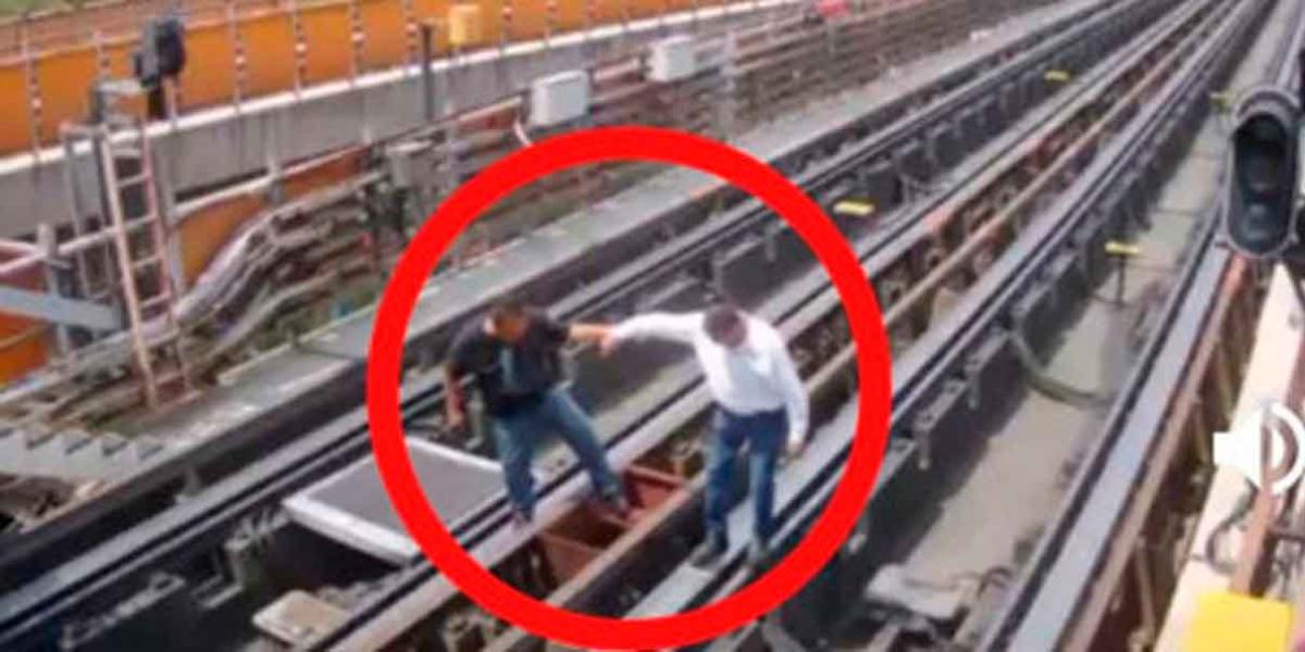 Cae trabajador y muere electrocut4do en las vías del Metro; zoom al VIDEO muestra la verdadera causa de la caída