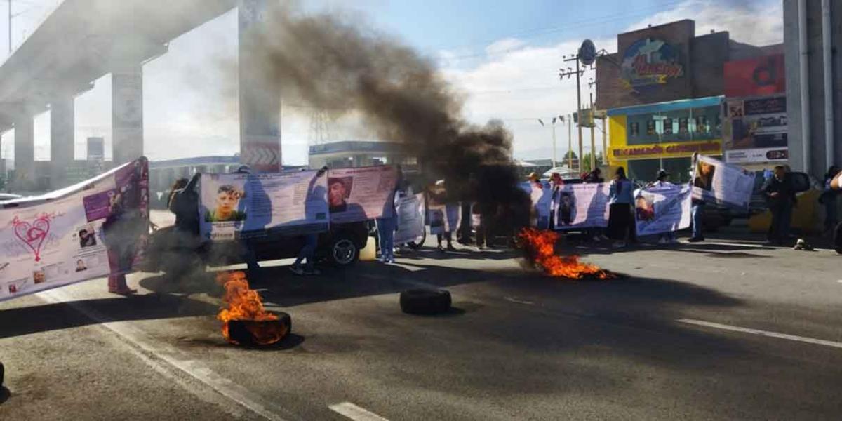 CAOS en la México-Toluca, familias de desaparecidos y víctimas de feminicidio bloquean autopista