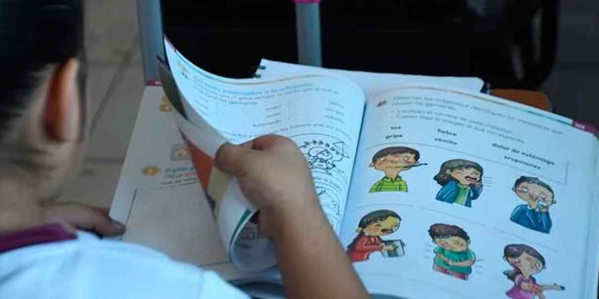 El PRI quiere revisión de libros de texto antes de entregarlos en Puebla