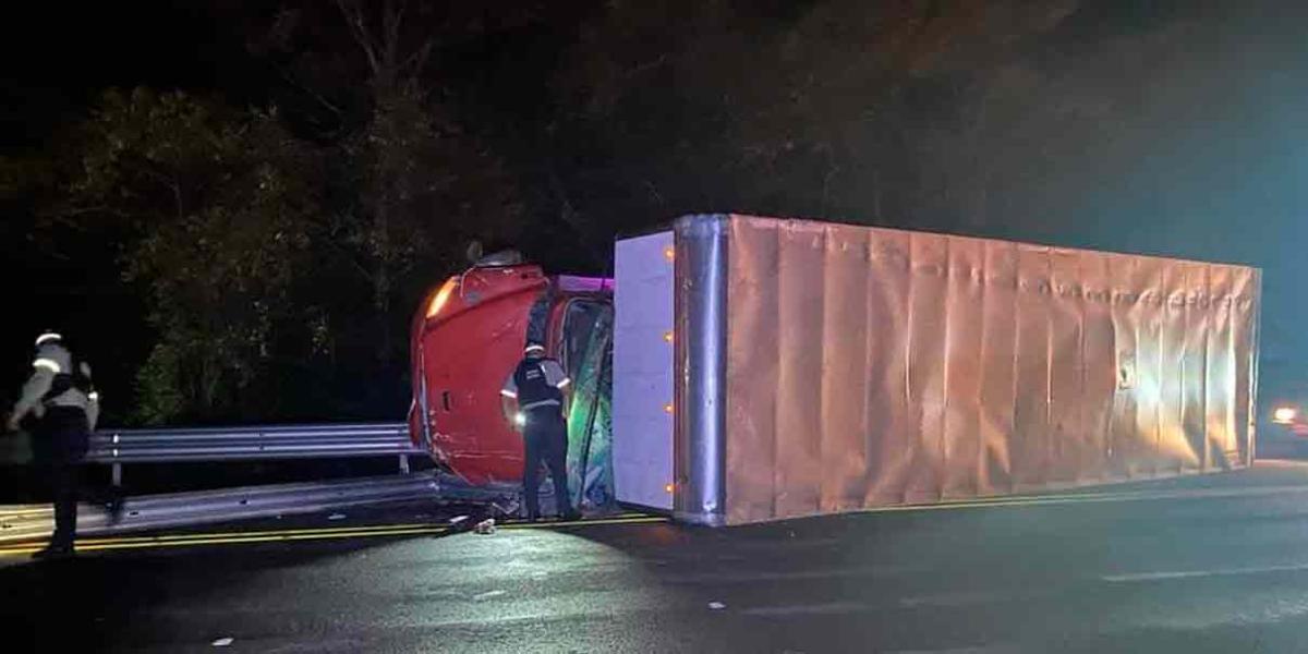 Vuelca camión en la autopista México-Tuxpan, el chofer salió con vida