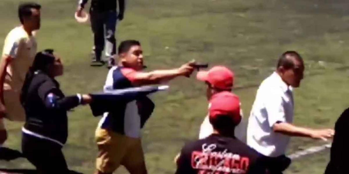 Genera Pánico sujeto que sacó saca arma y amenazó a jugadores en partido de futbol amateur en Toluca