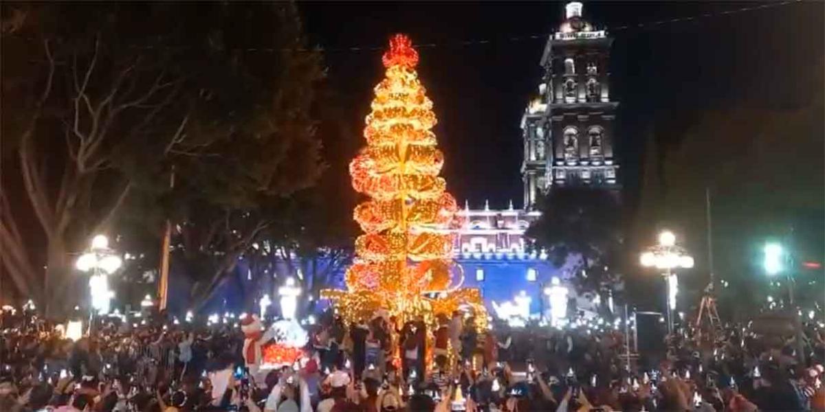 Espectacular encendido del Árbol de Navidad en el zócalo de la capital poblana