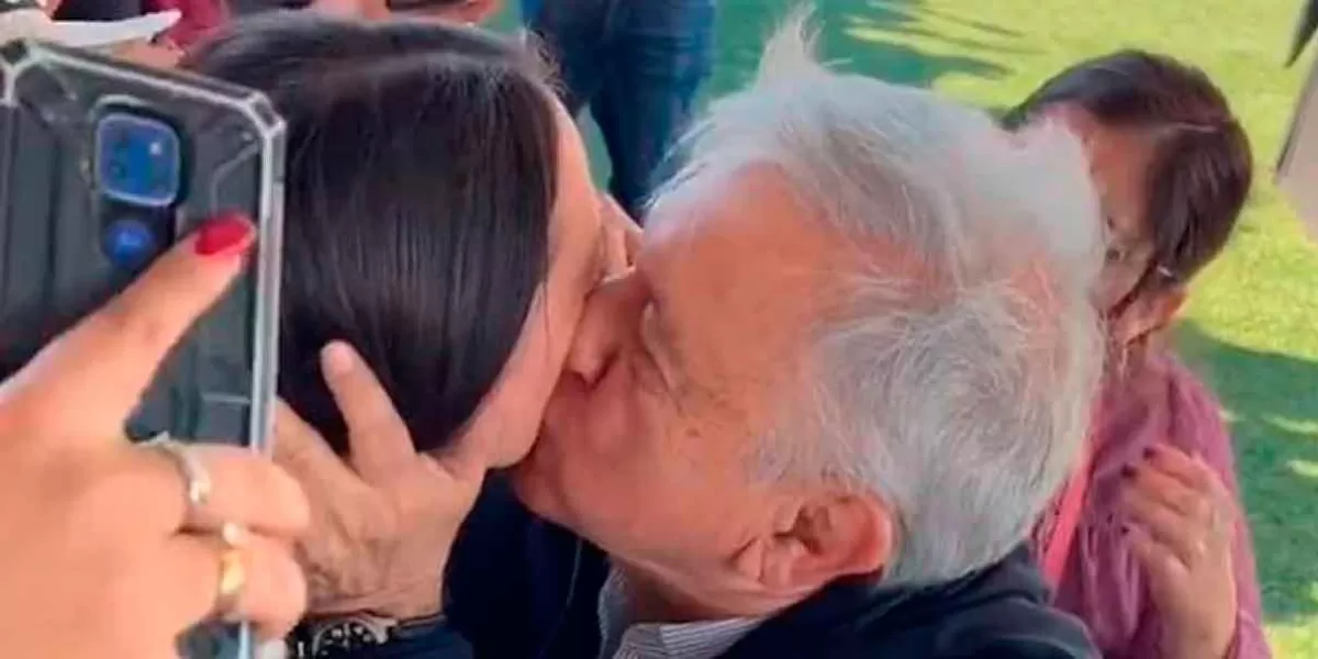 AMLO da polémico BESO en la boca a diputada