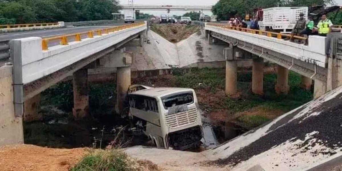 Autobús cayó de un puente en Veracruz; hay 12 muertos y 58 heridos