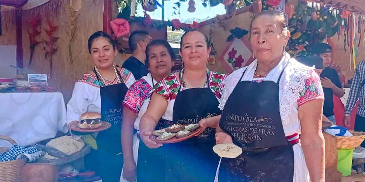 Cocineras tradicionales de Cuetzalan, Tlatlahuiquitepec y Zacapoaxtla participan en foro de Morelia