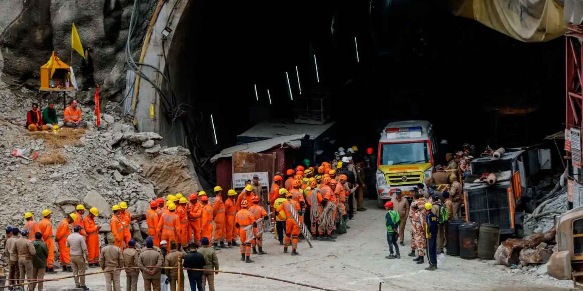 41 trabajadores atrapados en un túnel en India son rescatados con éxito