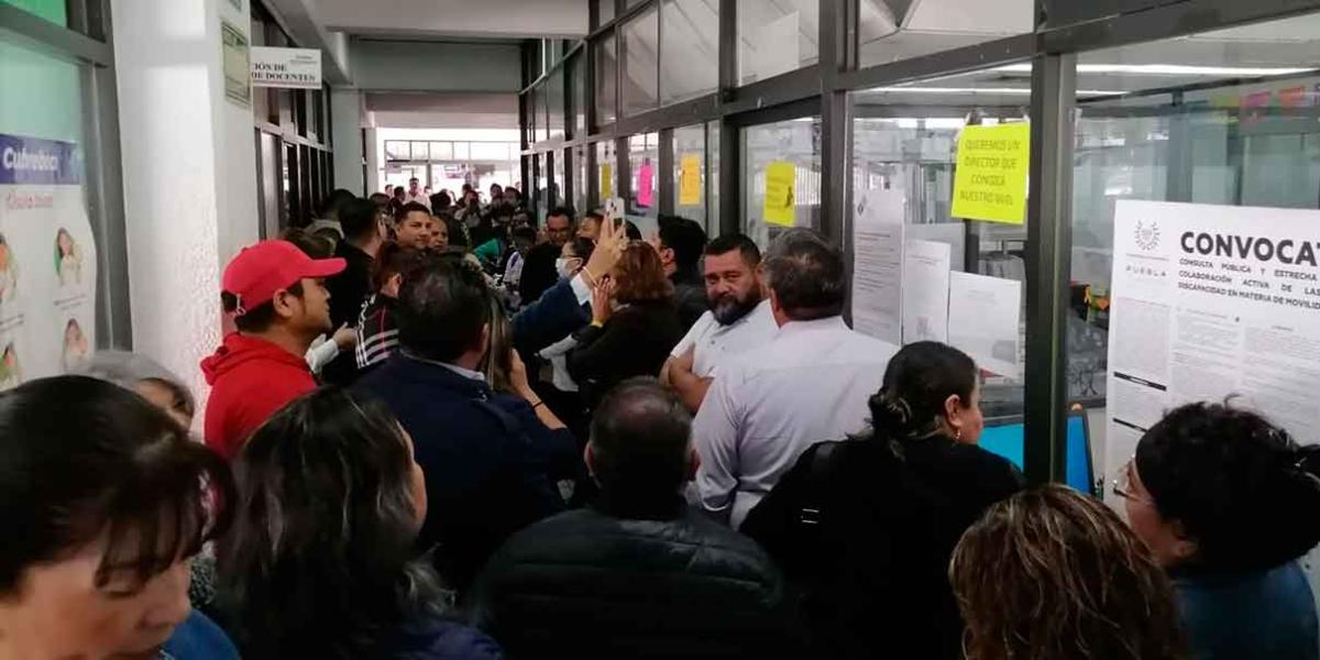 Piden en la SEP Puebla la renuncia del director de Secundarias, Antonio Merino