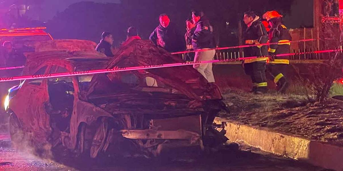 Mueren CALCINAD4S tres personas en Vía Atlixcáyotl tras choque