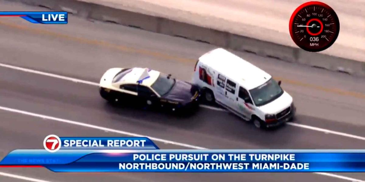 VIDEO. Persecución en la autopista Turnpike de Florida dejó patrullas colisionadas y un sospechoso colgado de un viaducto