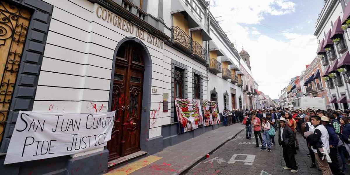 Protesta de Coyomeapan dejó en pésimas condiciones el inmueble del Congreso