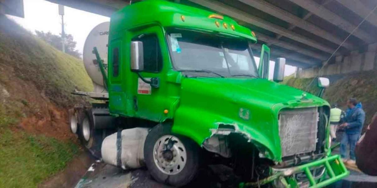 Tráiler choca y arrastra auto en la autopista México-Tuxpan; hay un muerto y varios lesionados
