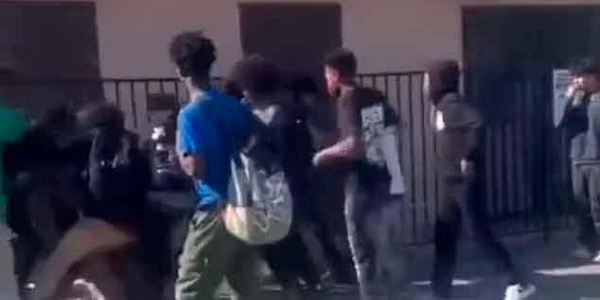 VIDEO. Entre 15 bullys m4tan a estudiante