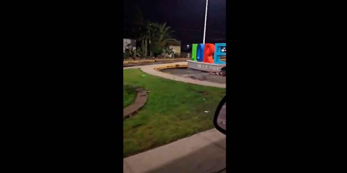 VIDEO. Abandonan 5 cu3rpos  junto a letras de bienvenida en Loreto, Zacatecas 