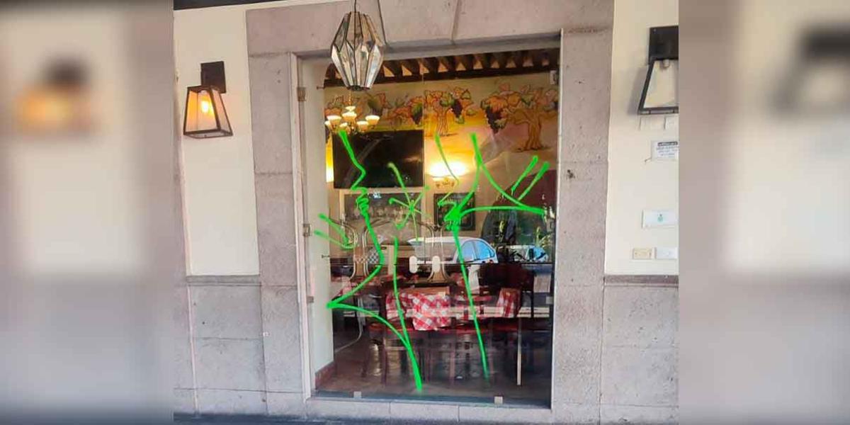 Con pintas y vidrios rotos, vandalizan restaurantes de Atlixco