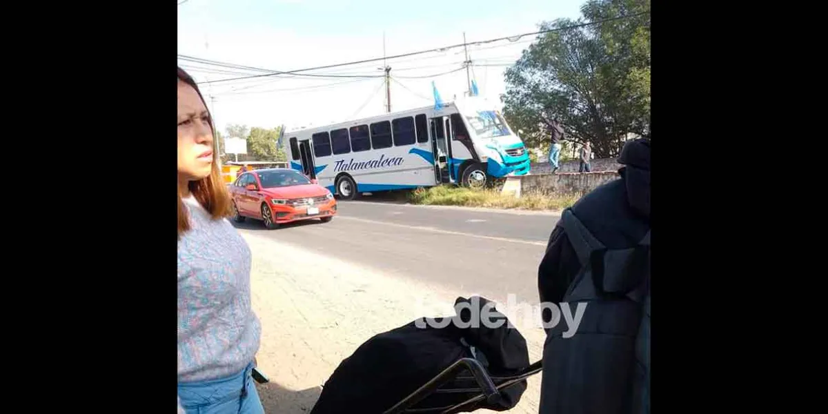 Por ganar pasaje, autobús termina sobre estructura de puente en Texmelucan