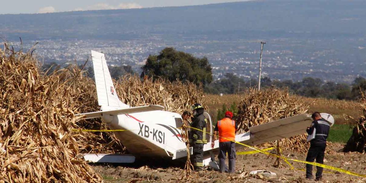 Se desplomó avioneta en campos de cultivo de Huejotzingo, instructor y alumno sobrevivieron