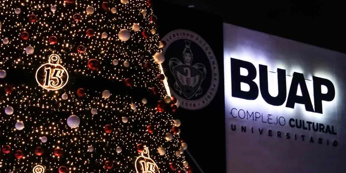 Espectacular encendido de Árbol de Navidad en CCU BUAP 