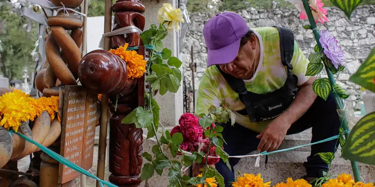 Conviven poblanos con sus difuntos este 2 de noviembre; llevan música y comida