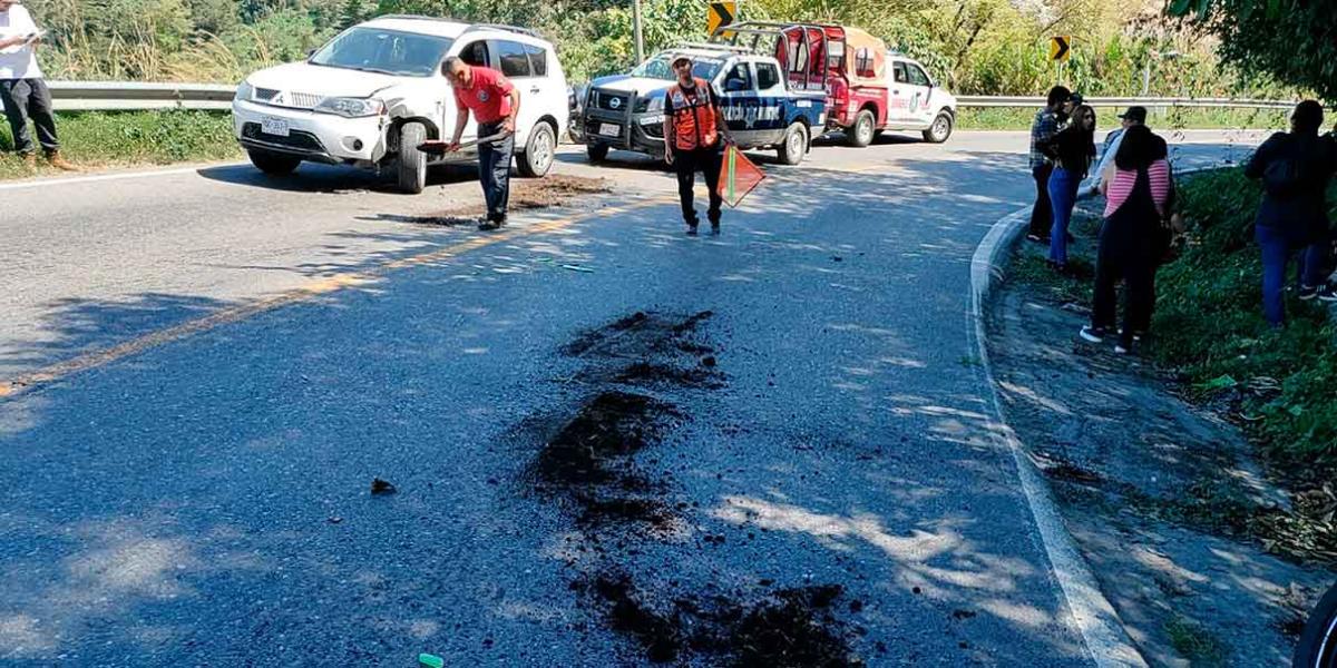 Motociclistas sobreviven tras impactarse contra camioneta en la Sierra Norte