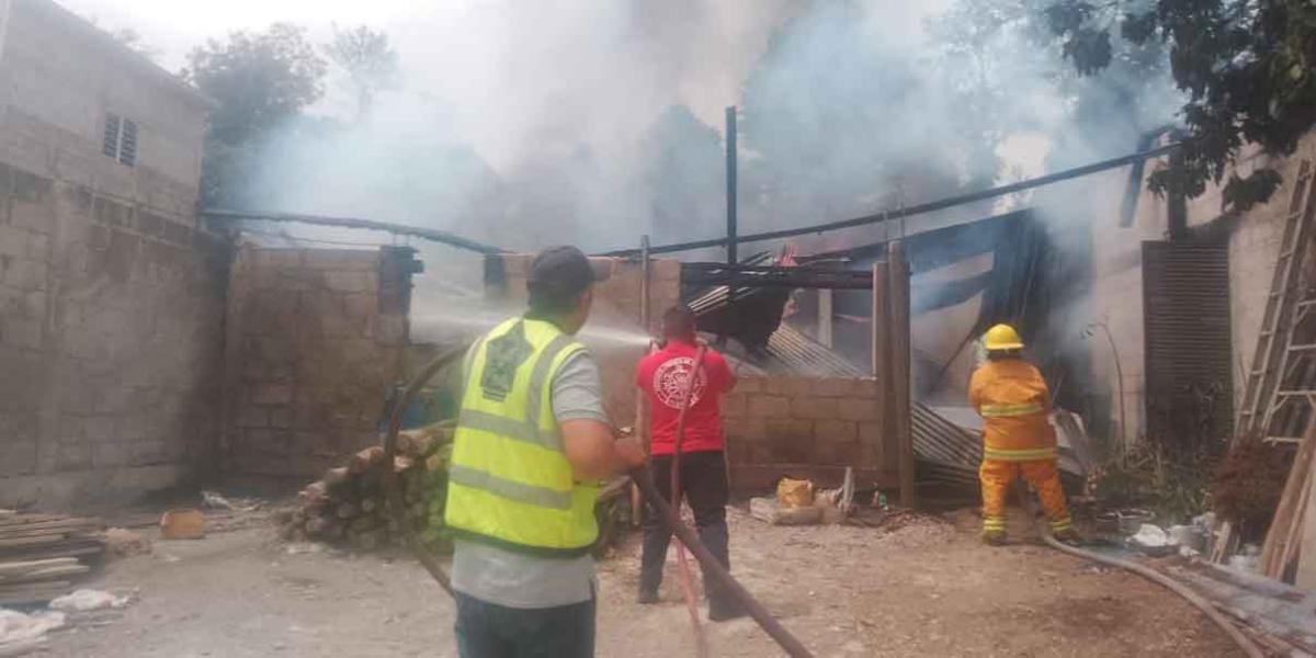 Incendio consume casa en Xicotepec; abue lesionada y dos perros calcinados
