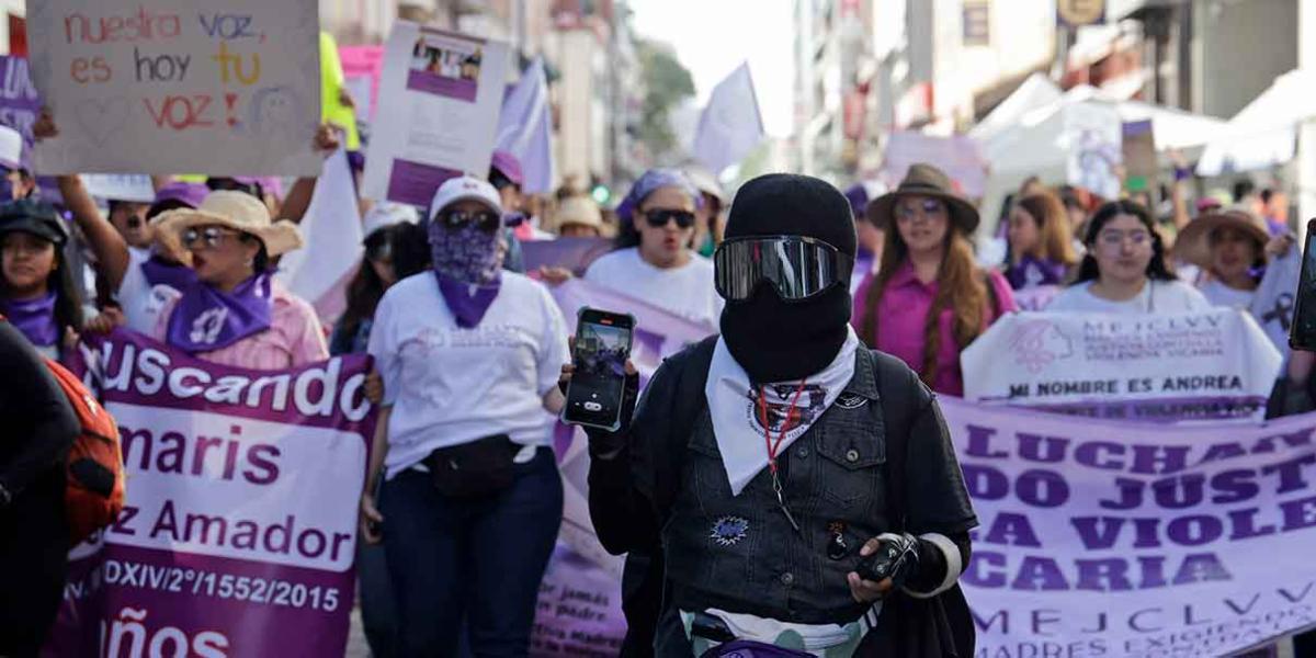 Para frenar violencia contra mujeres, Frente hace manifiesto pacífico en el Congreso