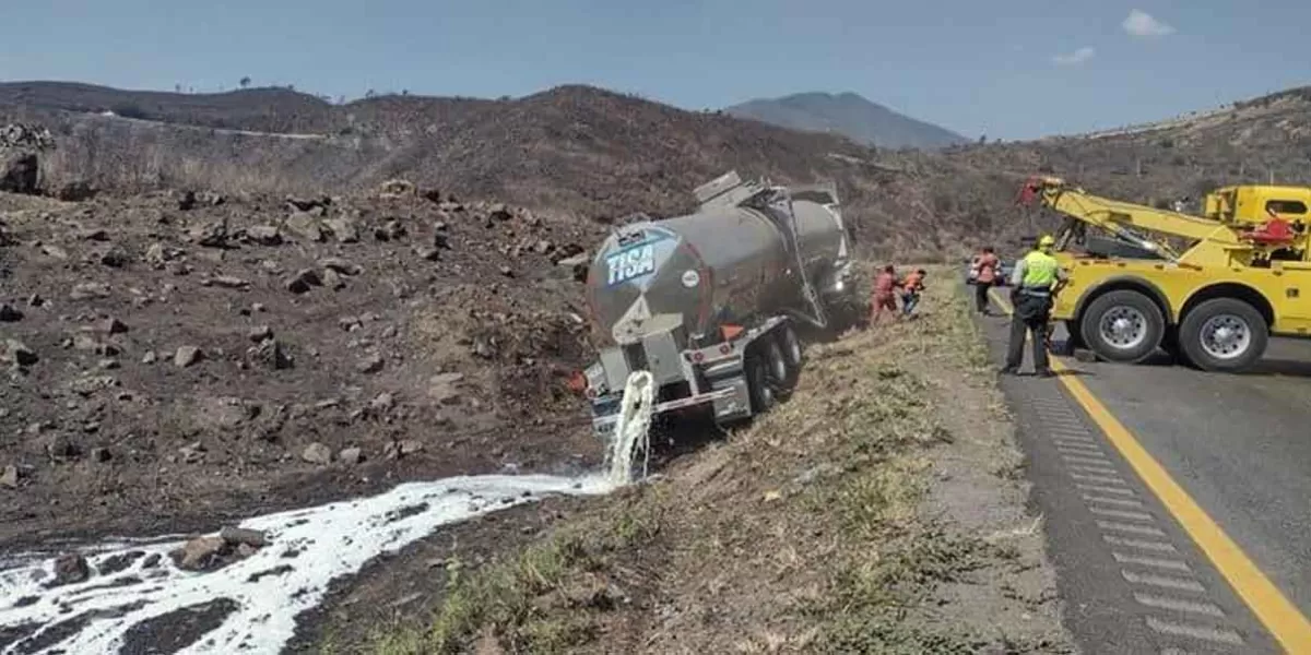 Vuelca tráiler en la autopista Puebla-Orizaba