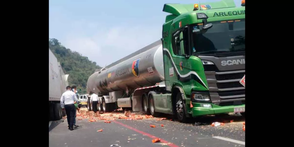 Falla en frenos causa choque en la México-Tuxpan