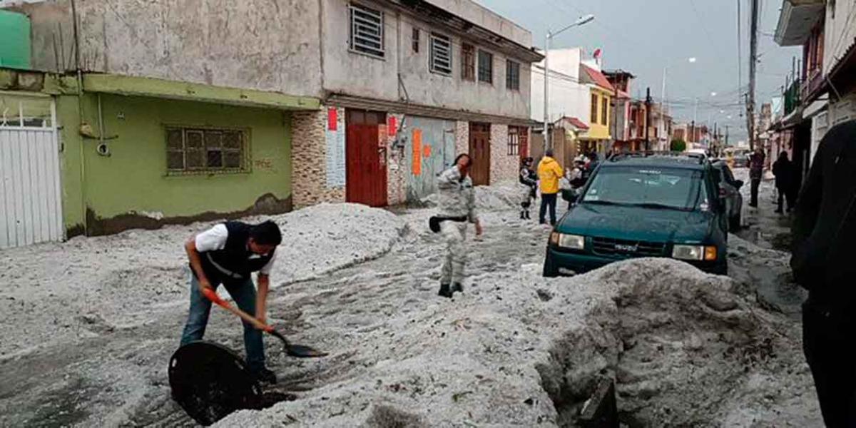 VIDEOS. Calles y autos sepultados en granizo deja torrencial lluvia en Puebla