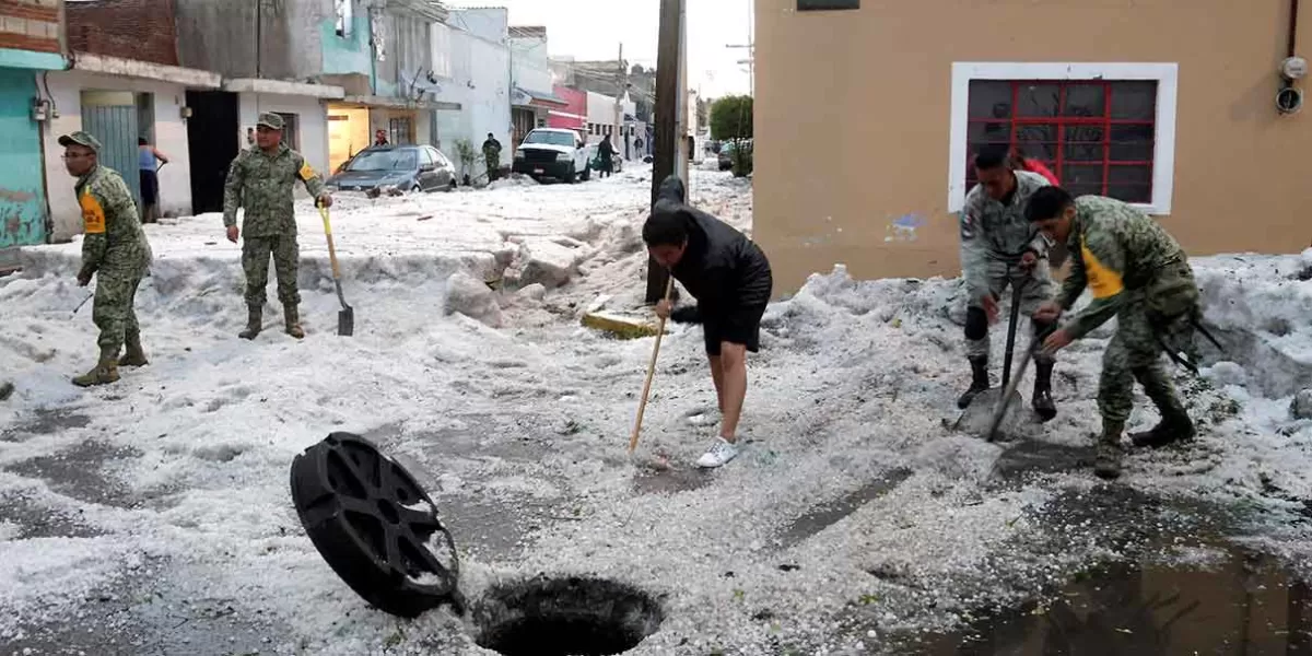 Remueven 500 toneladas de granizo tras fuerte lluvia del domingo en Puebla