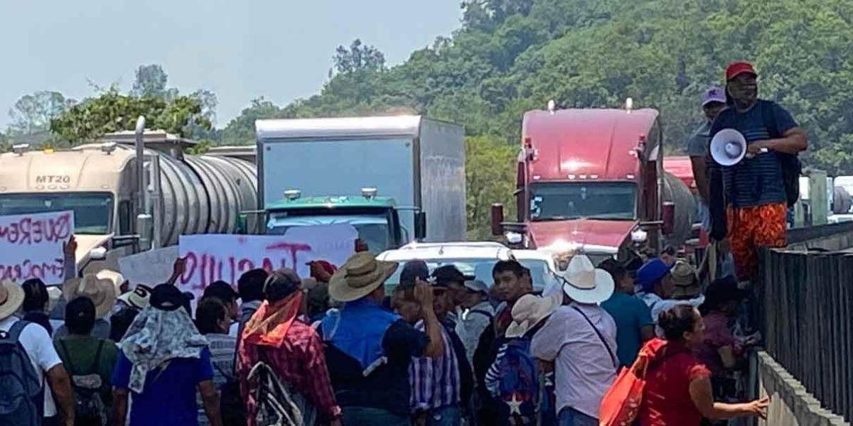 Bloquean en ambos sentidos la autopista México-Tuxpan